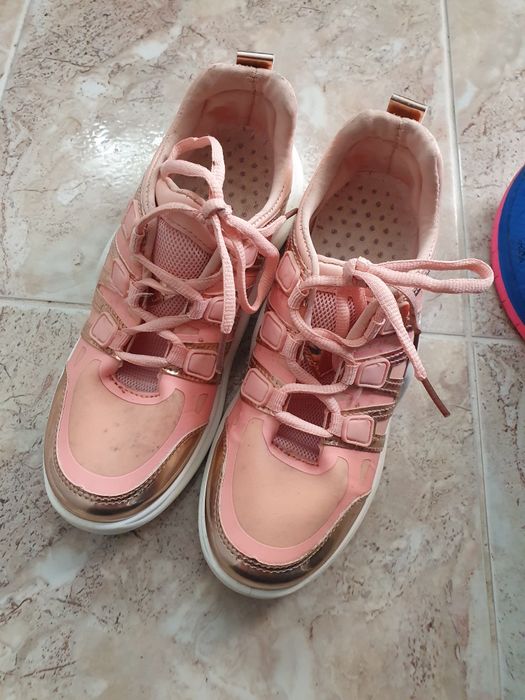 Два чифта здрави маратонки