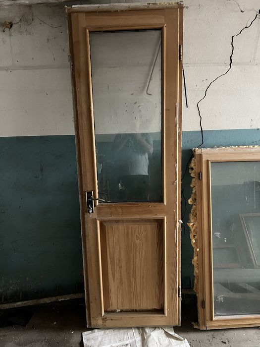 Деревяные рамы и дверь