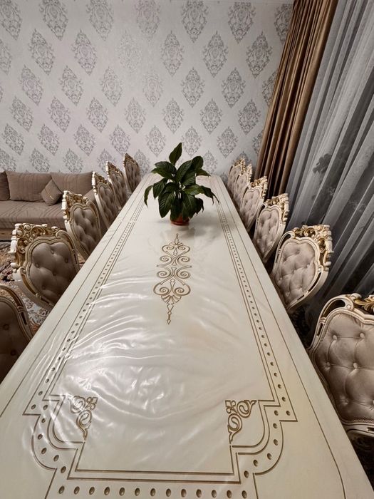 Продам обеденный стол в гостинную