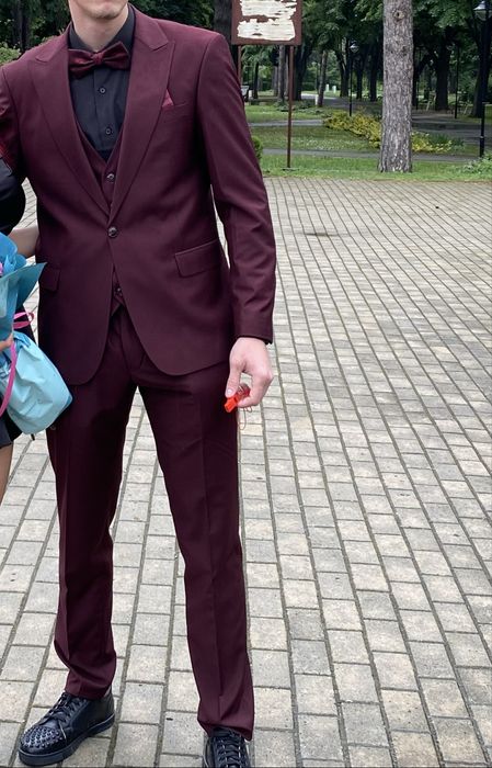 Абитуриентски костюм