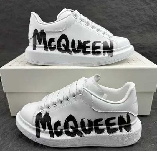 Sneakers Alexander Mcqueen cu eticheta (nu Nike, Gucci, Adidas, Balenciaga)