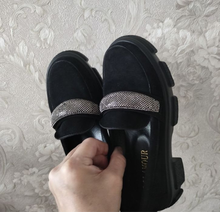 Продам замшевый красивый туфли