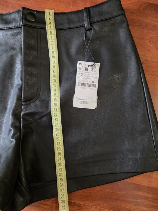 Stradivarius Къси кожени панталони