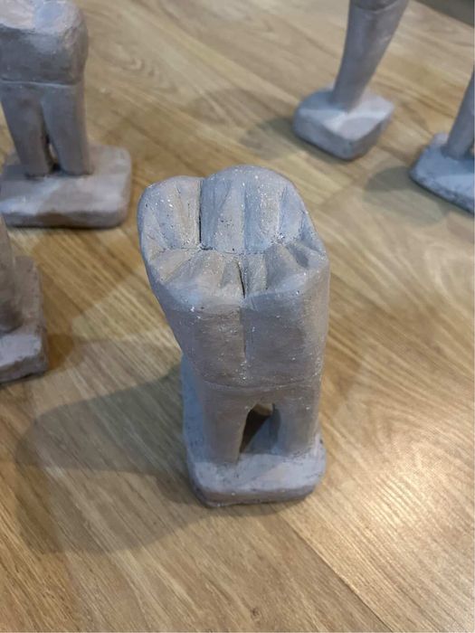 Моделирани зъби от глина