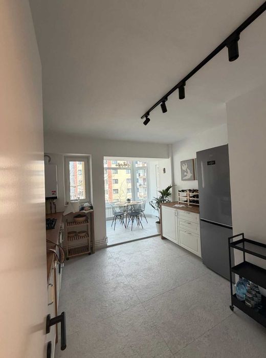 SINAIA 80mp, 3 camere, 2 bai, 2 locuri parcare, renovat mar. 2026 LUX