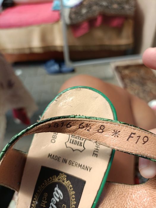 Vând sandale dama piele naturala,model deosebit, mărimea 39.