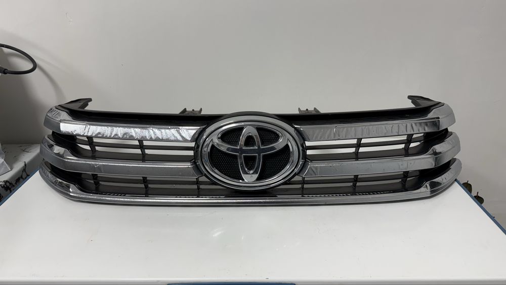 Решетка радиатора Toyota Hilux 2015