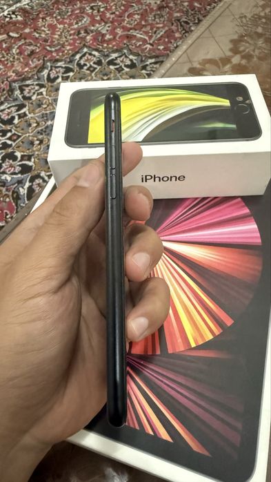 Продам iPhone SE (2-го поколения) 64GB