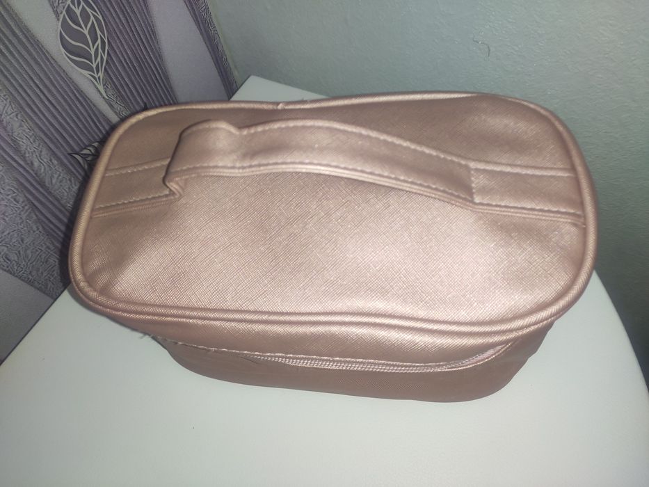 Кокетен козметичен несесер