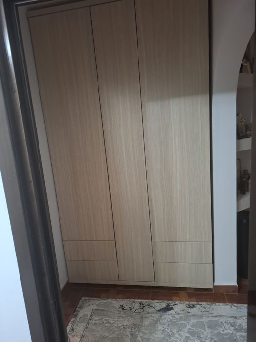 Vând șifonier în trei uși plus patru seltare