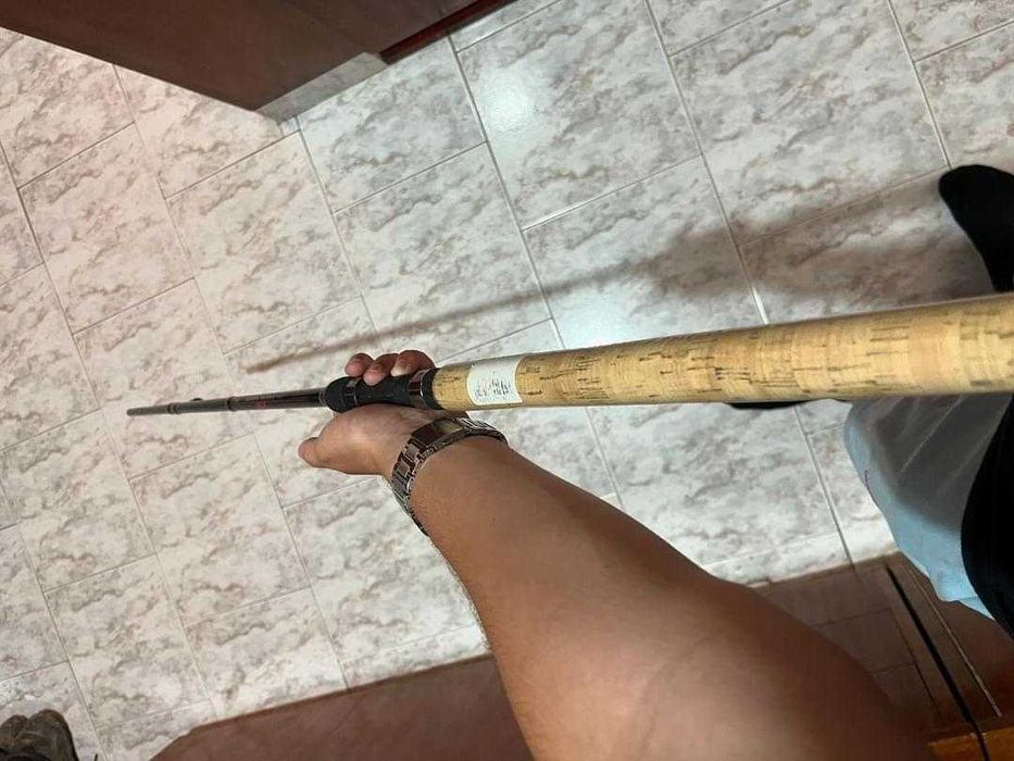 Фидер въдица FL която е с леки следи от употреба както и макарата FL