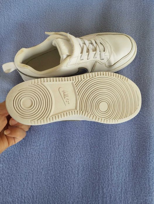 Маратонки Nike и Adidas номер 33.