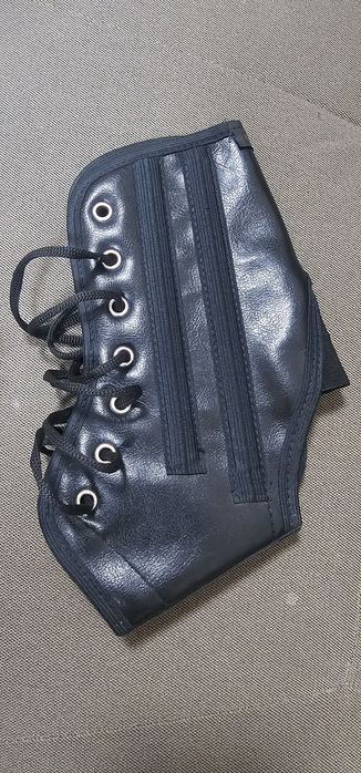 Ортез на голеностопный сустав места багажа и гипса.