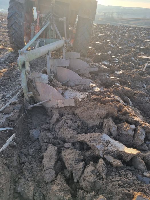 Tractor, plug, disc si remorca