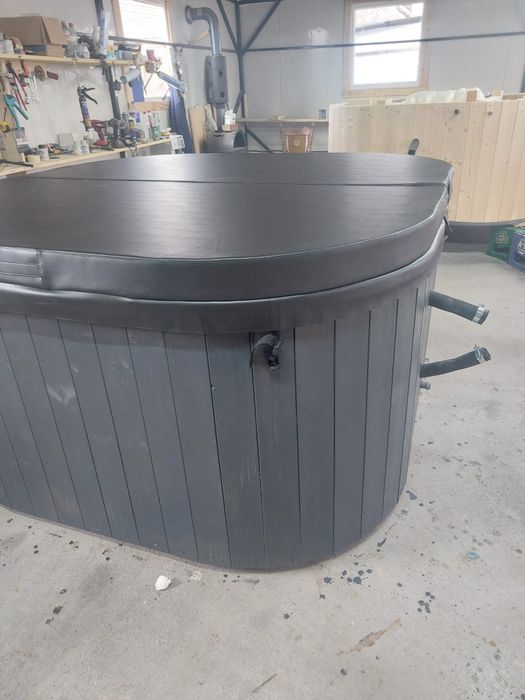 Ciubar jacuzzi pătrat