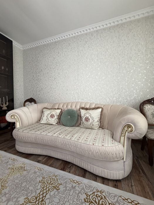 Продам диван с двумя креслами