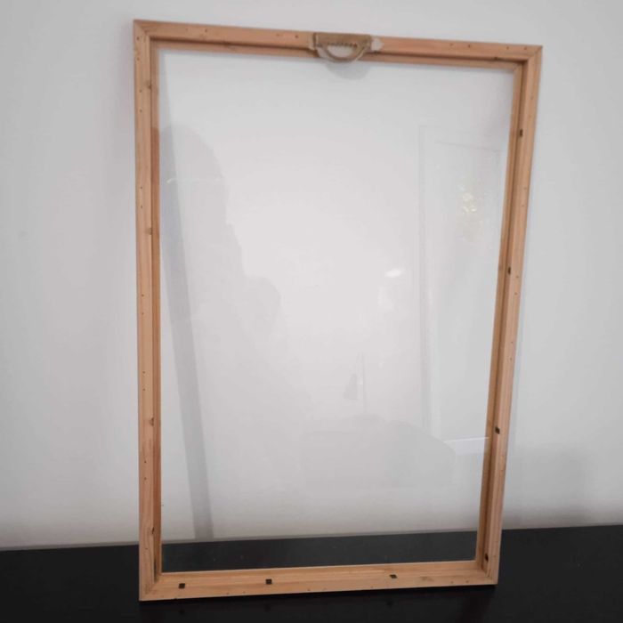 Дървена рамка със стъкло - лилава