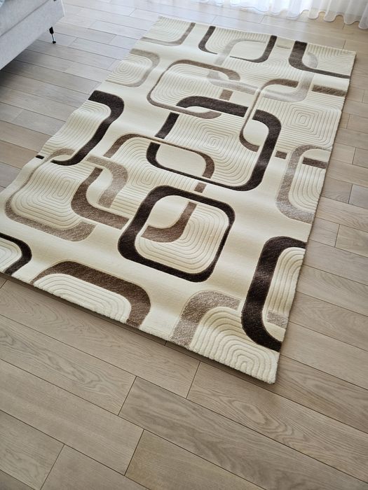 Ковёр  - палас с рисунками стиля "модерн".