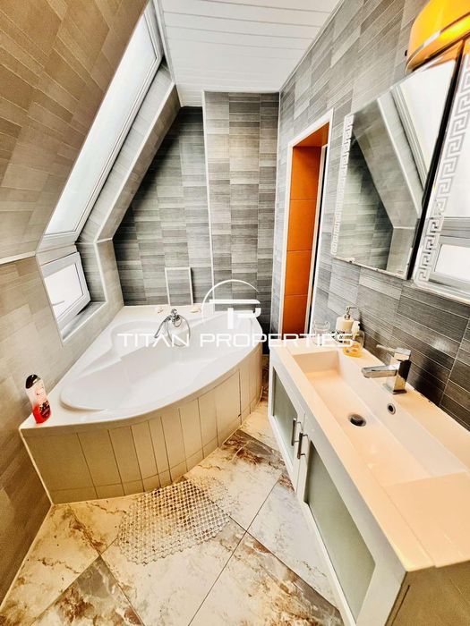 Дава се под наем Едностаен апартамент в Бургас, Център - 60 кв.м за 398.82 € - Снимка #4