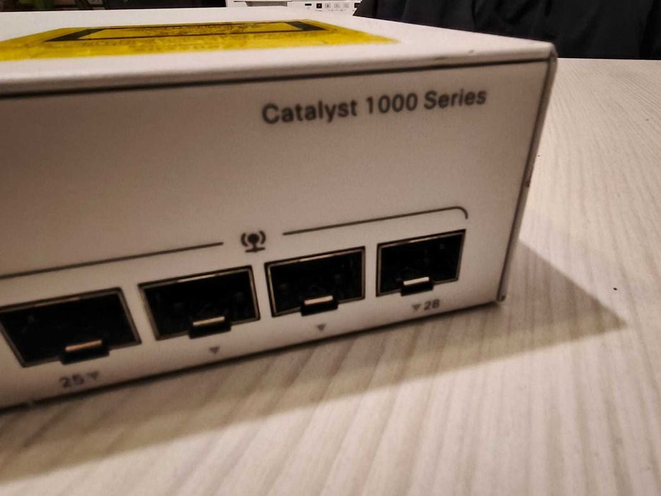 Switch Cisco Catalyst C1000-24T-4G-L, 24 porturi, 10/100/1000