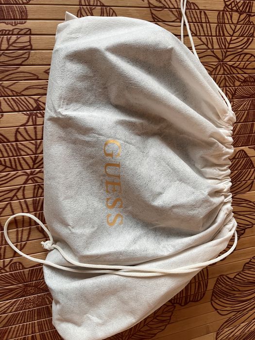 Актуална чантичка Guess