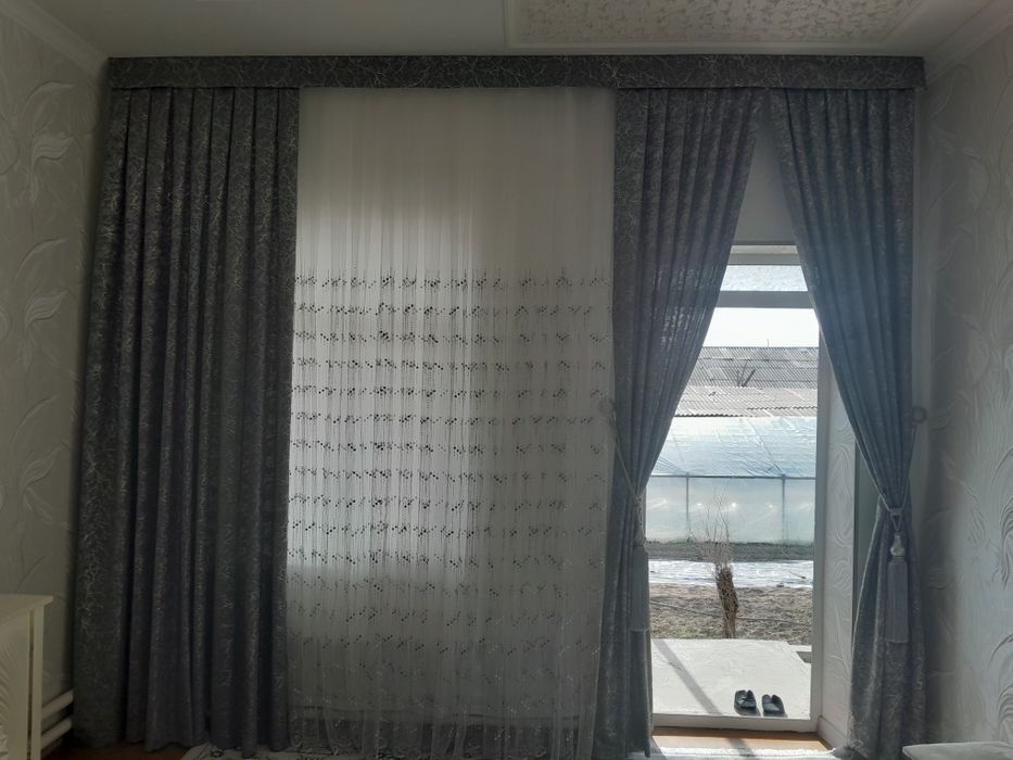 Parda tikish xizmatlari mavjud,karniz qoqish xizmatlari ham bor.