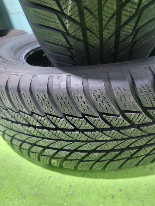 2 бр зимни 215/65/17 Bridgestone