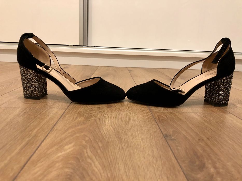 Pantofi eleganți, perfecți pentru diferite evenimente