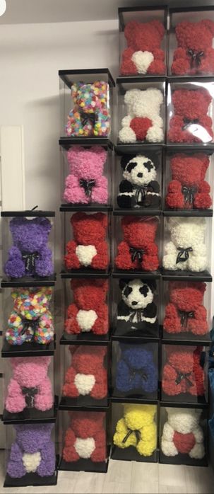 Figurina ursulet din trandafiri de spuma in cutie de 40 cm 150 lei