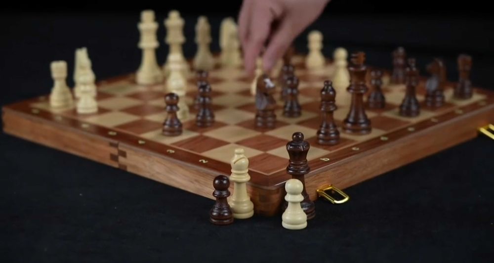 Луксозен шах с прецизно изработени дървени фигури - перфектен за подарък