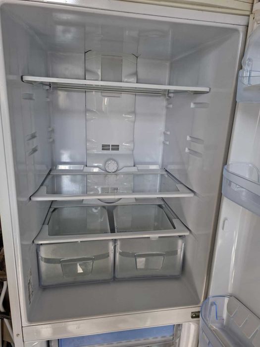 Продавам хладилник Indesit с долен фризер.