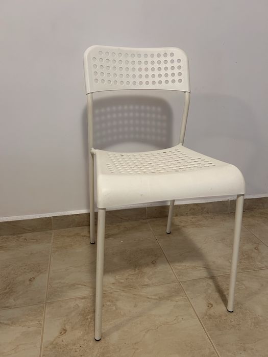 Scaune albe, livrare Constanta, pret pe pachet