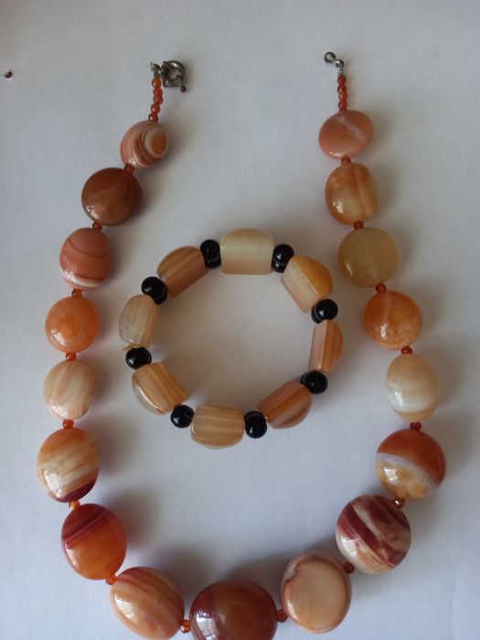 Продам бусы и браслет