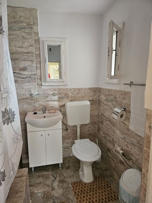 Casa ingrijita,locuibila,,zona linistita, acces  asfalt,gradina, pomi