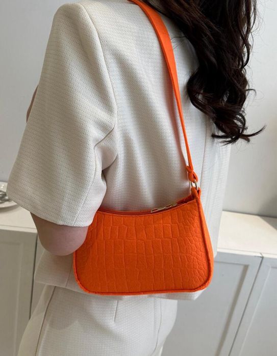 Мини дамска чанта в оранжево крокодилски принт