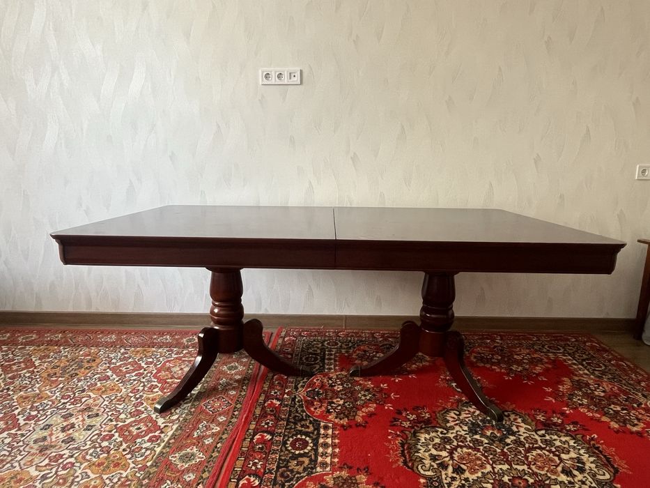 Продам стол в гостинную