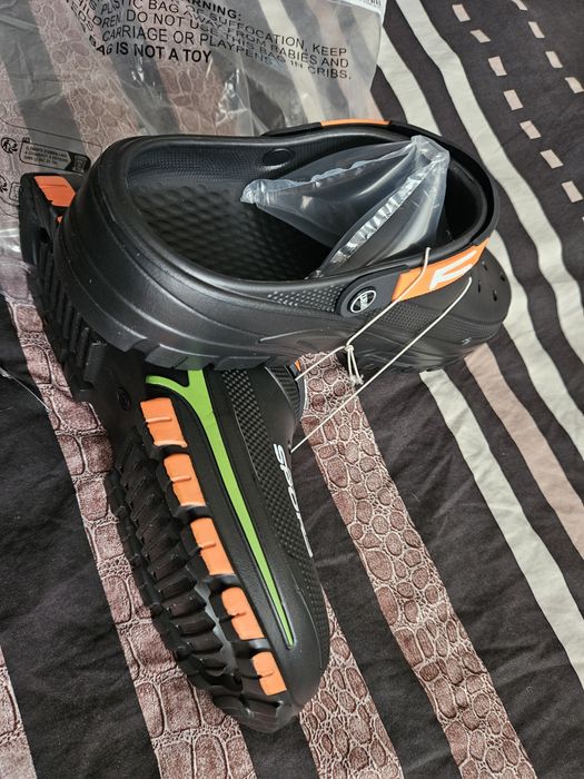 Мъжки чехли като CROCS