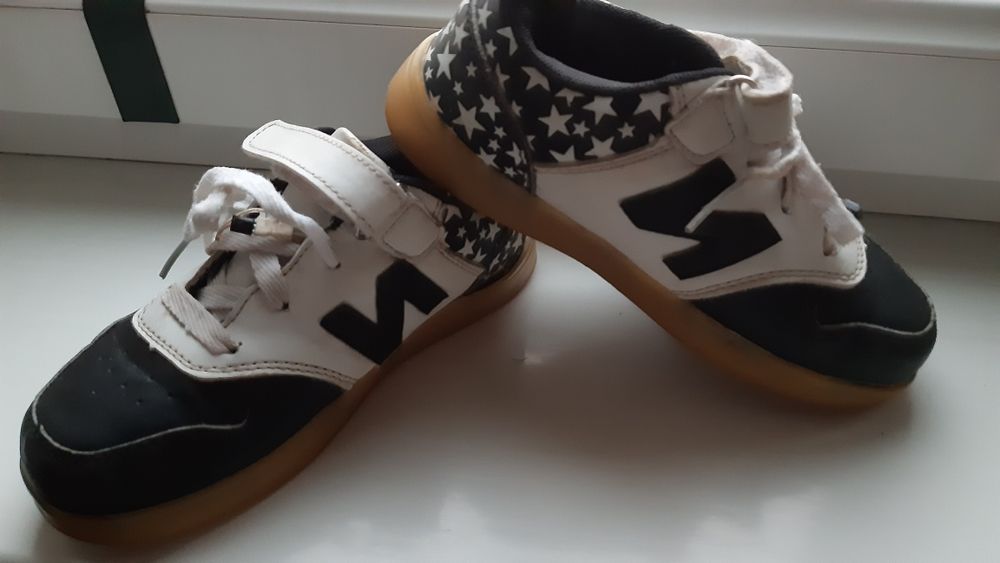 Кроссовки на девочку.