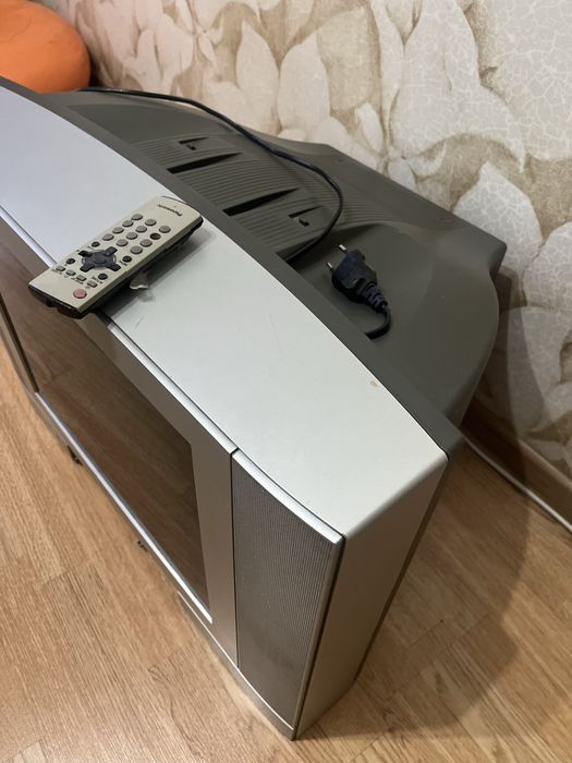 Отдам телевизор диагональ 52