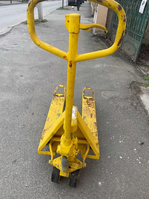 Transpalet manual cu ridicare hidraulica, 2000 kg