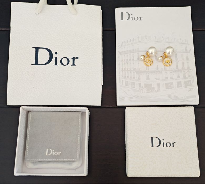 Cercei Dior Tribales cu detaliu asimetric si logo Iconic CD!