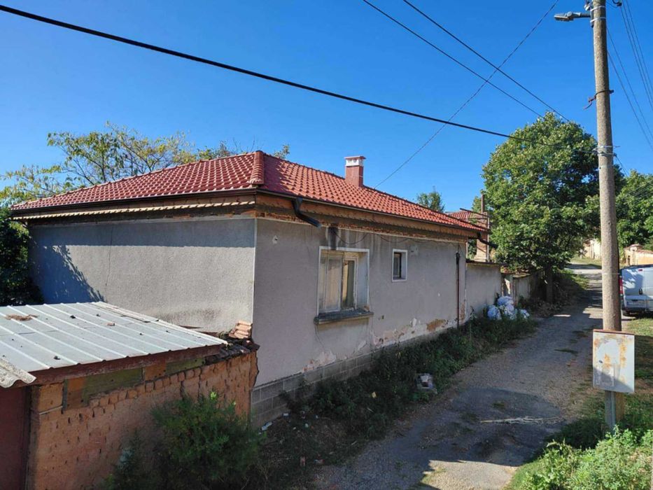 Къща с двор, гараж и лятна кухня