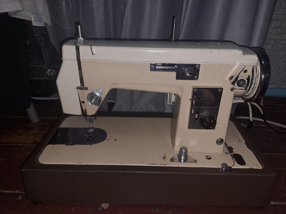 Продам швейную машинку