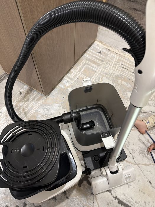 Пылесос “”JEBE”.