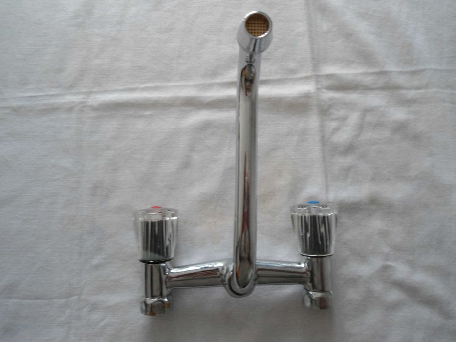 Батерия за кухненска мивка или баня.