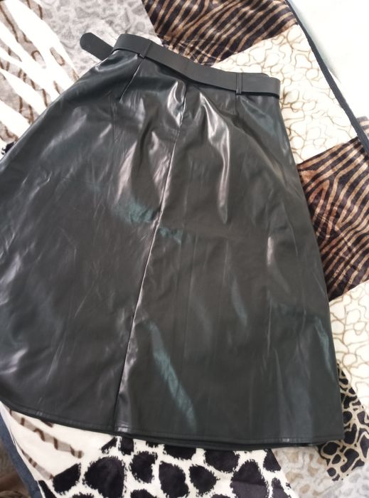 Yubka sotiladi holati yangi, sifati aʼlo, rementi bor