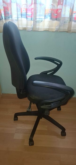 Продавам офис стол