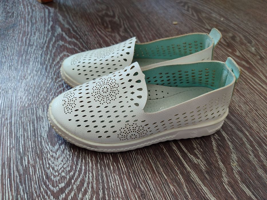 Детская летняя обувь. На девочку