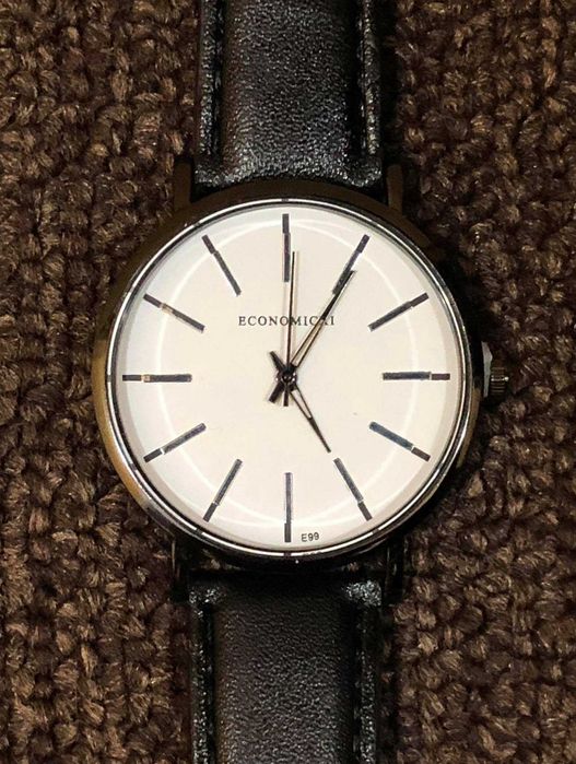 Мъжки часовник-Стилен модел с елегантен бял циферблат и кожена каишка.