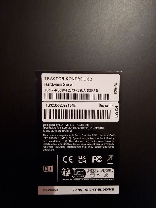 Consolă DJ Native Instruments Traktor Kontrol S3 - 4 Canale - Cutie